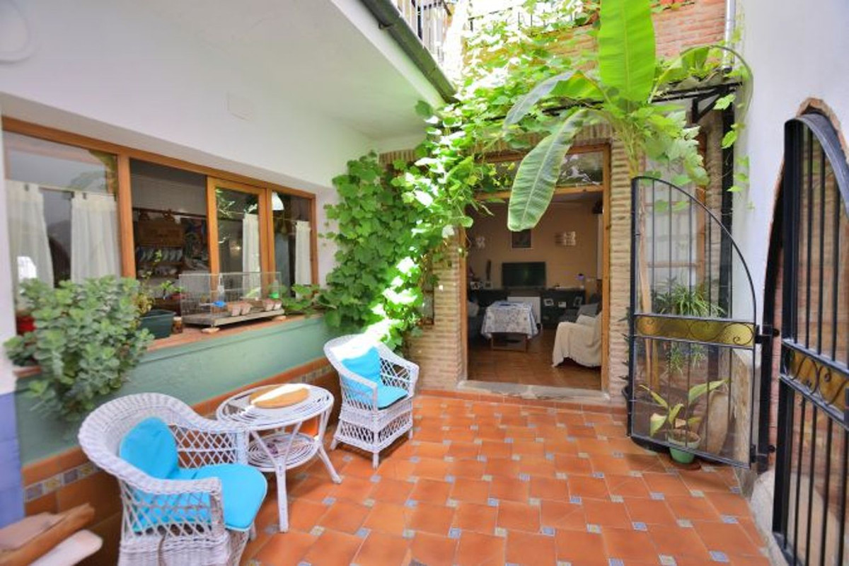 5 Bed Townhouse for sale in Benaoján Costa Del Sol, Málaga, Spain