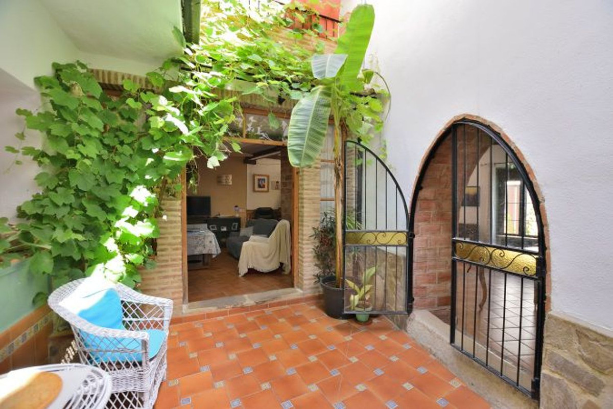 5 Bed Townhouse for sale in Benaoján Costa Del Sol, Málaga, Spain