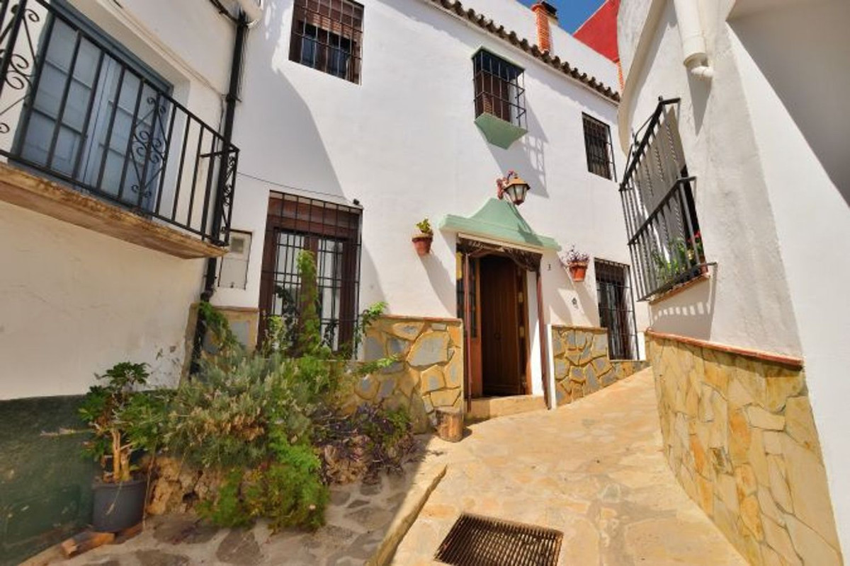 5 Bed Townhouse for sale in Benaoján Costa Del Sol, Málaga, Spain