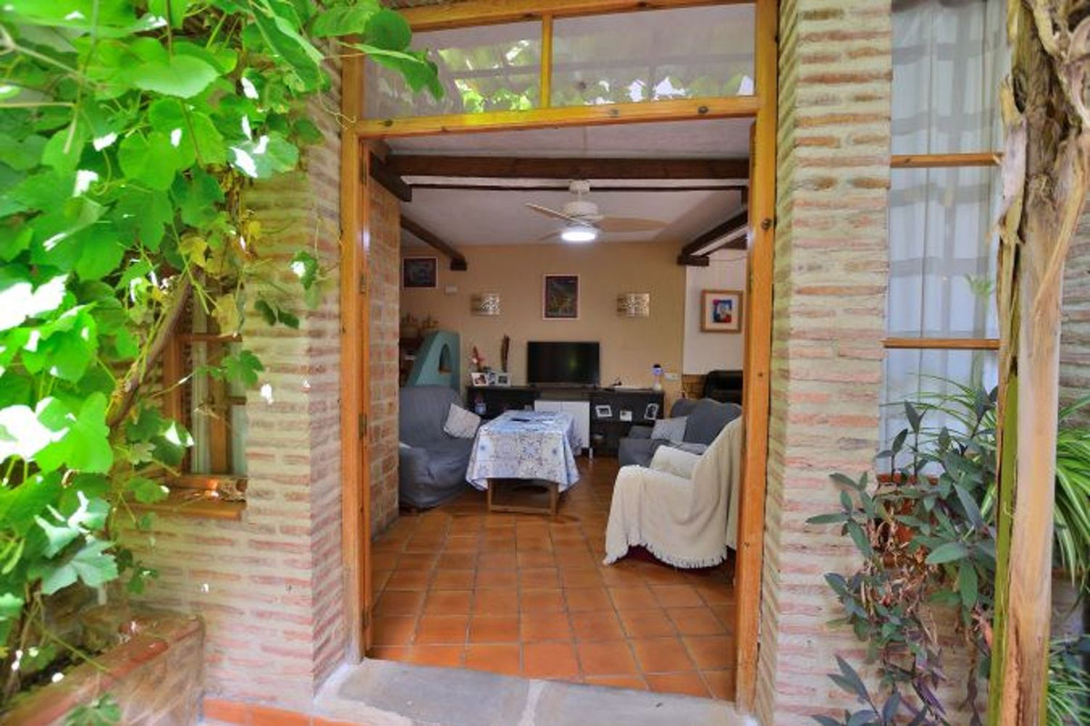 5 Bed Townhouse for sale in Benaoján Costa Del Sol, Málaga, Spain