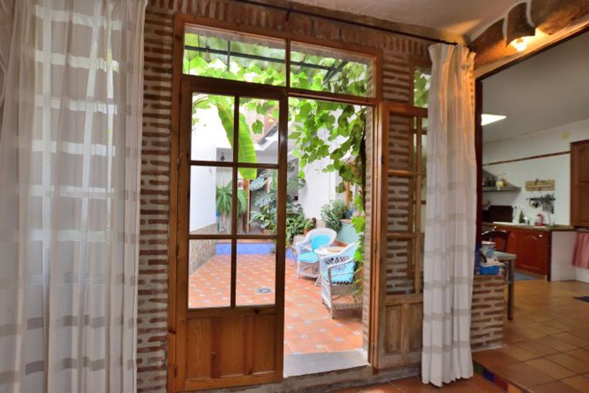5 Bed Townhouse for sale in Benaoján Costa Del Sol, Málaga, Spain