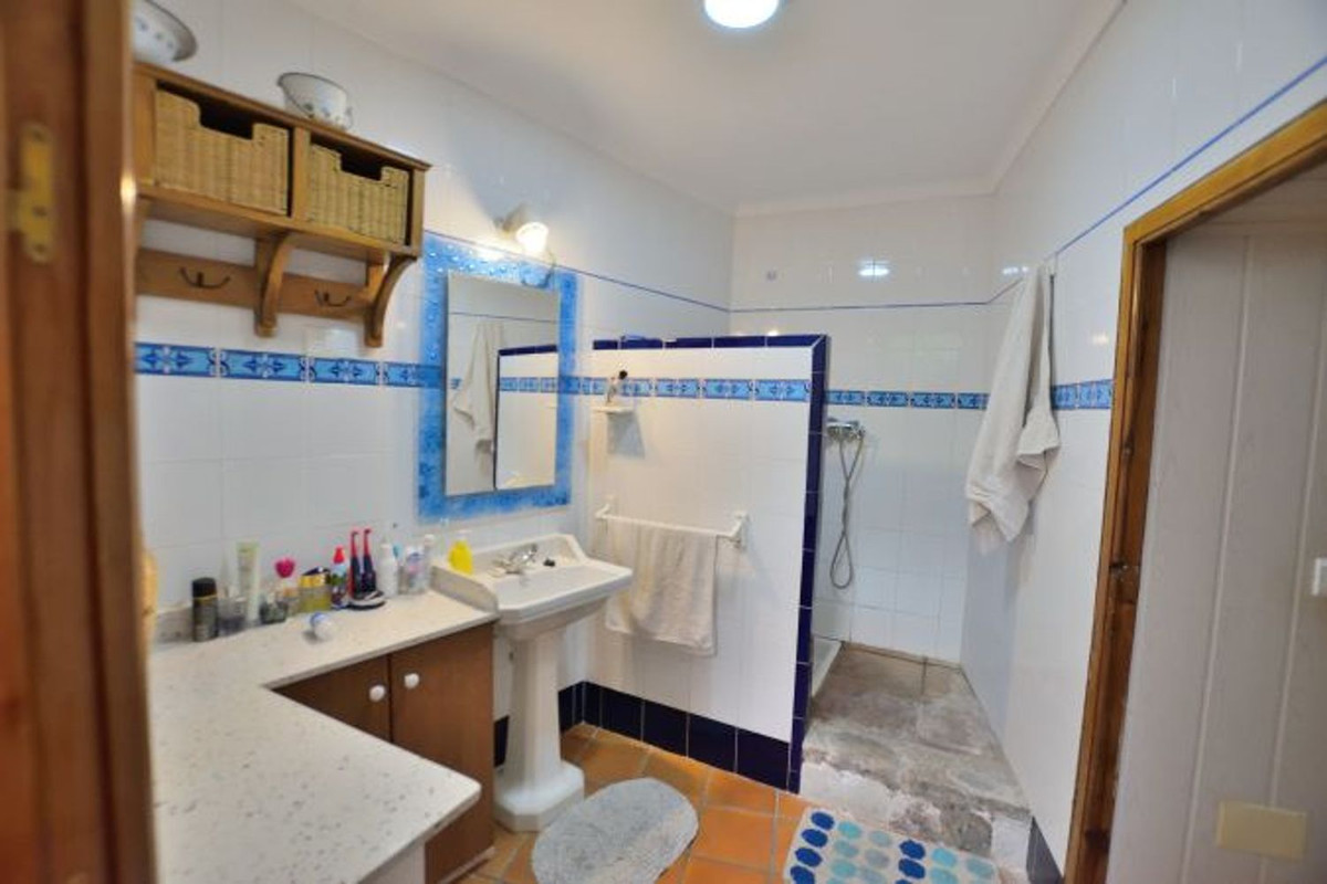 5 Bed Townhouse for sale in Benaoján Costa Del Sol, Málaga, Spain