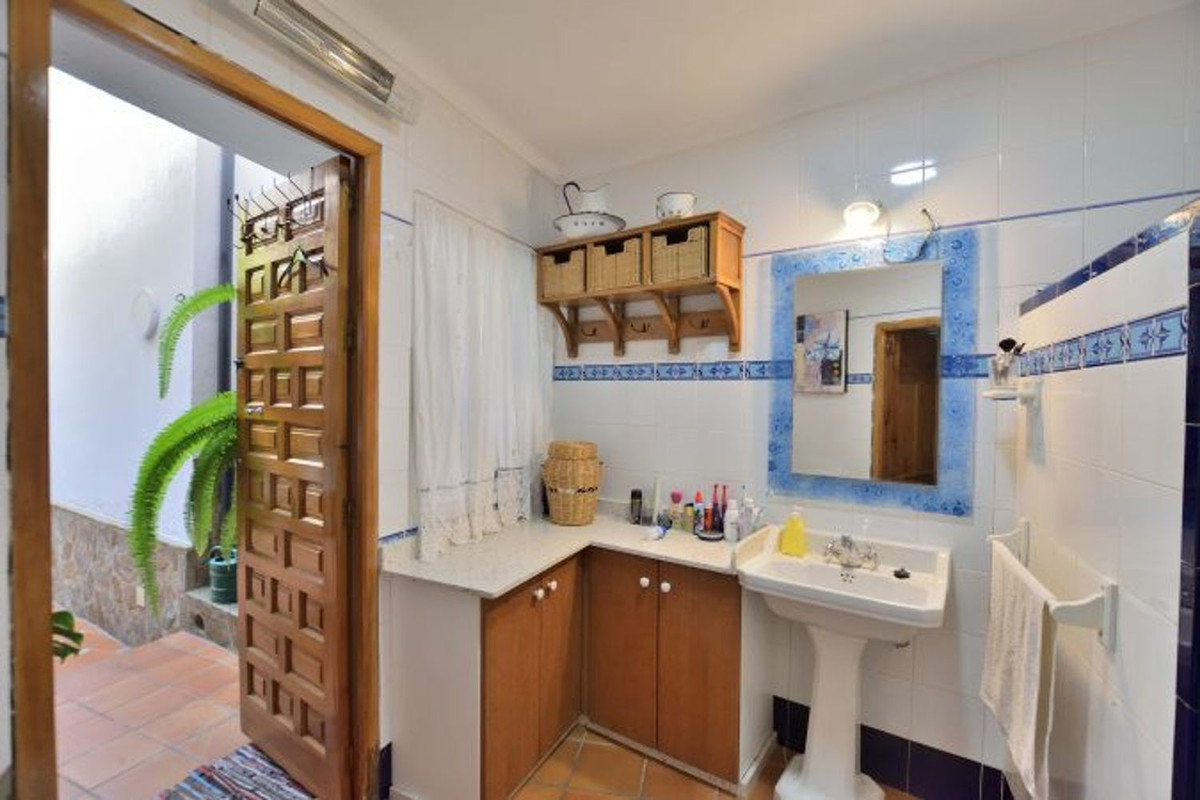 5 Bed Townhouse for sale in Benaoján Costa Del Sol, Málaga, Spain