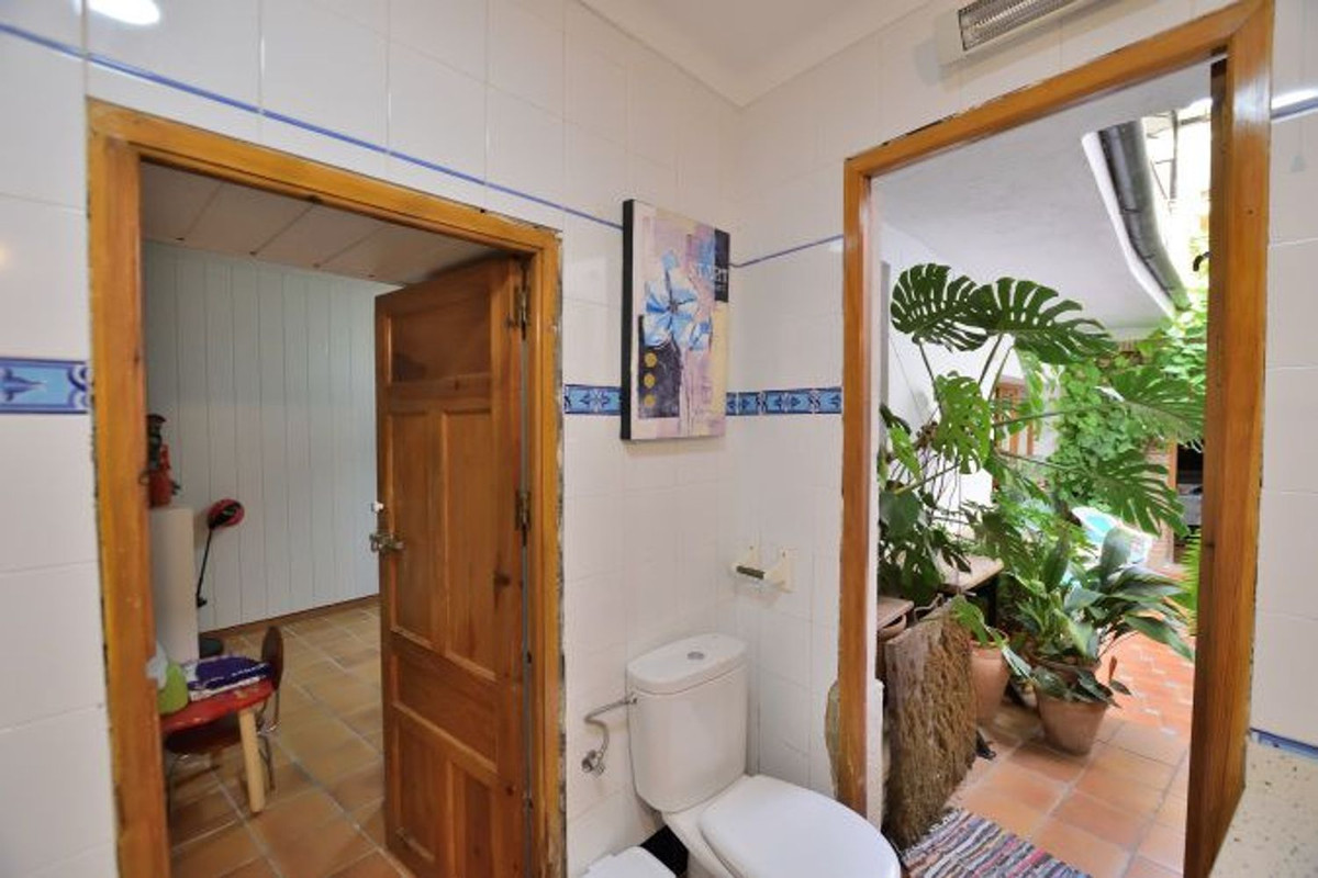 5 Bed Townhouse for sale in Benaoján Costa Del Sol, Málaga, Spain