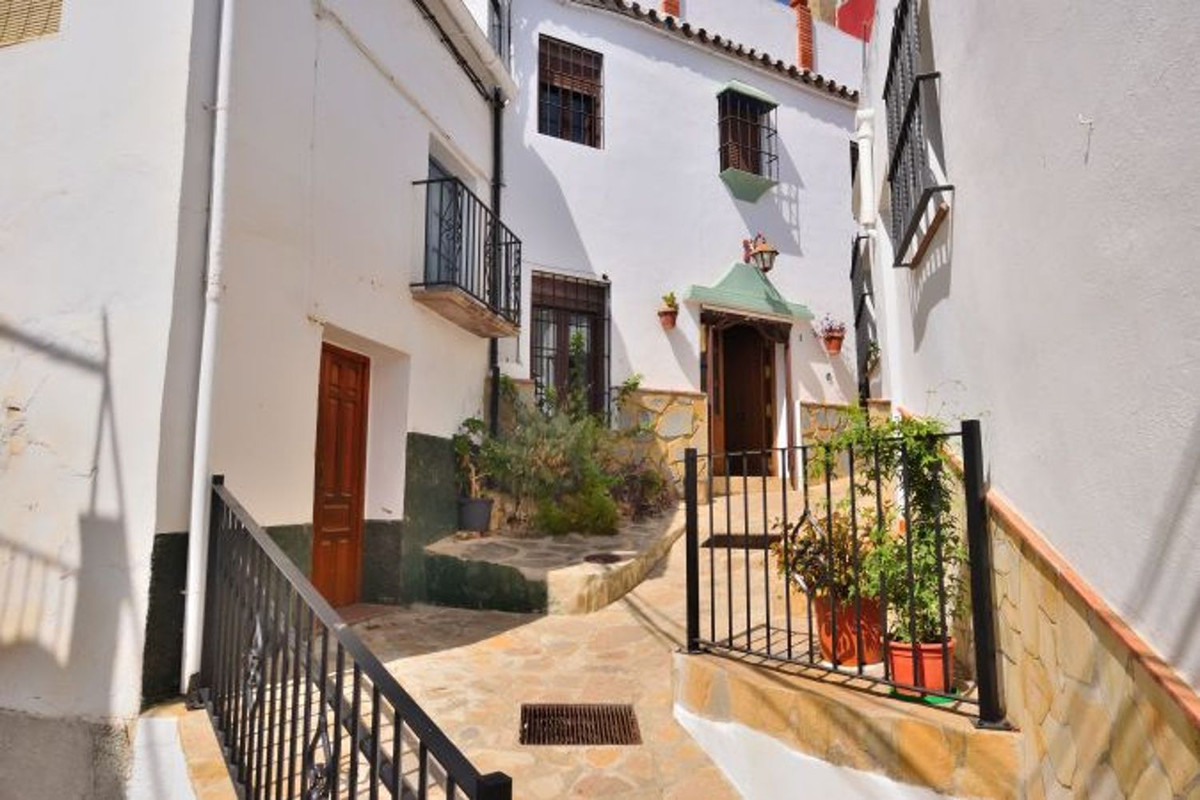 5 Bed Townhouse for sale in Benaoján Costa Del Sol, Málaga, Spain