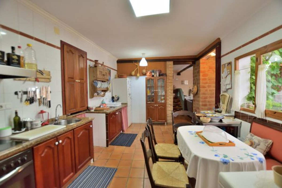 5 Bed Townhouse for sale in Benaoján Costa Del Sol, Málaga, Spain