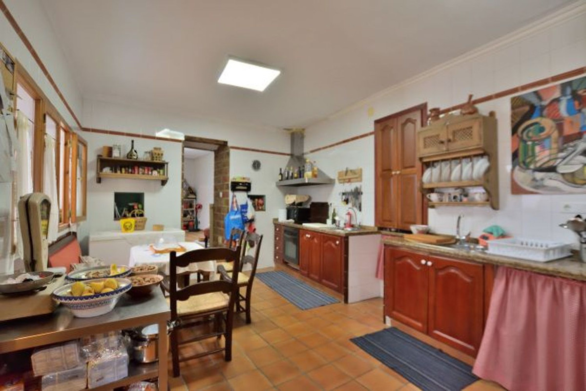 5 Bed Townhouse for sale in Benaoján Costa Del Sol, Málaga, Spain