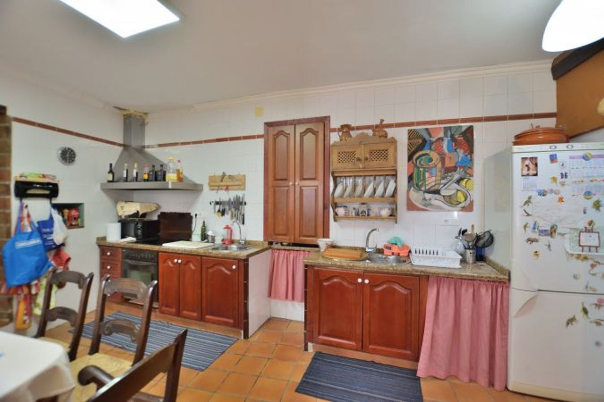 5 Bed Townhouse for sale in Benaoján Costa Del Sol, Málaga, Spain