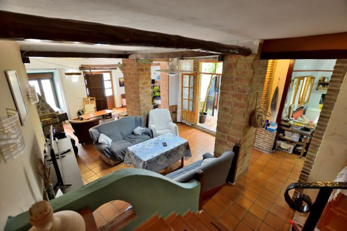 5 Bed Townhouse for sale in Benaoján Costa Del Sol, Málaga, Spain