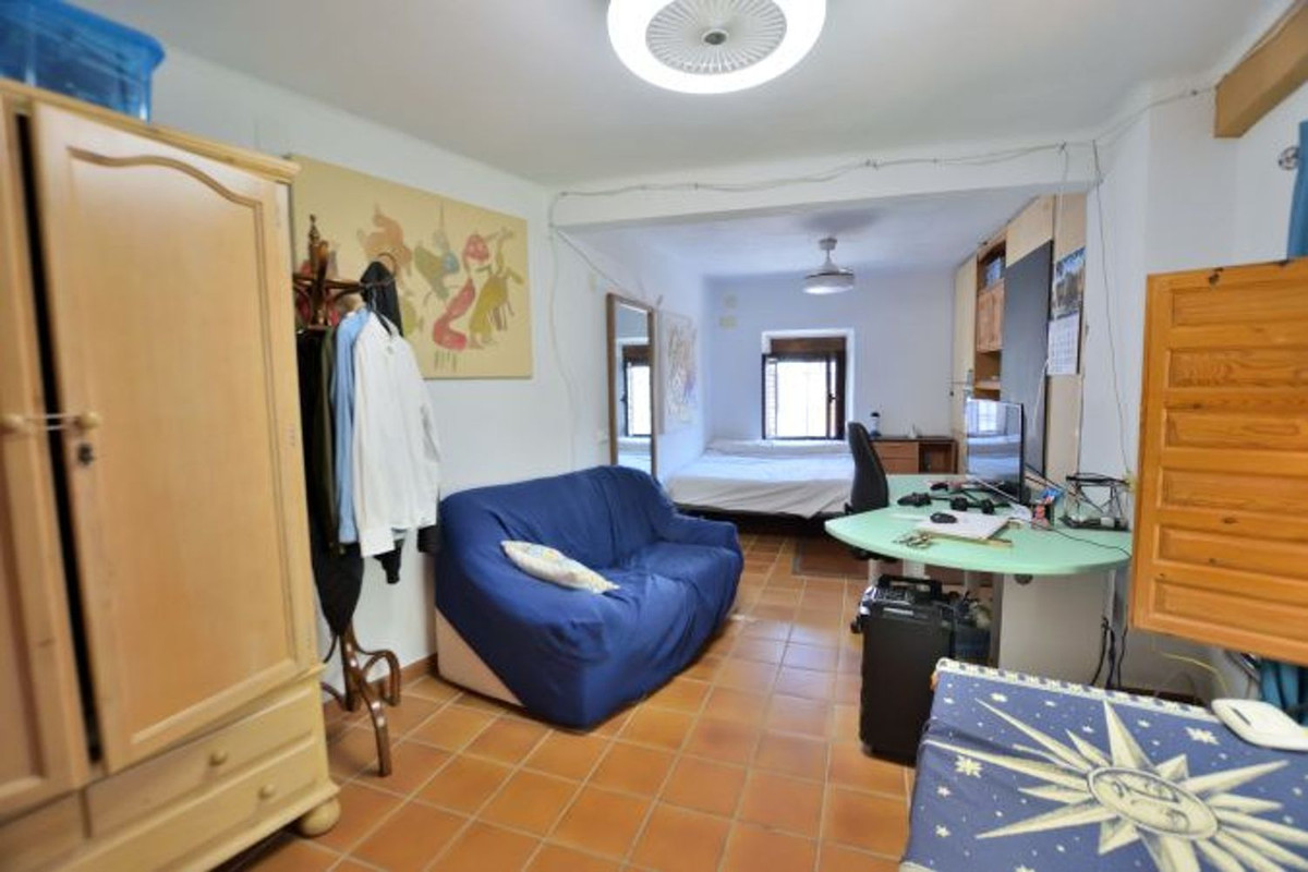 5 Bed Townhouse for sale in Benaoján Costa Del Sol, Málaga, Spain