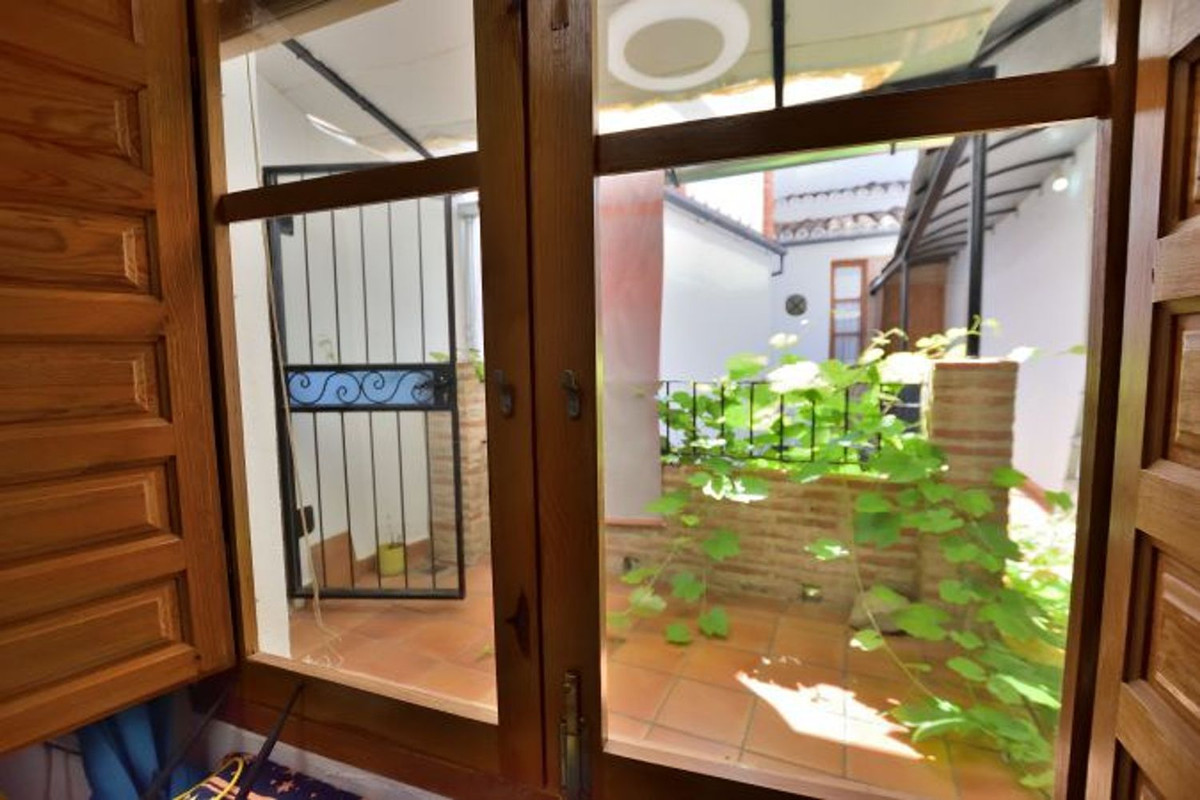 5 Bed Townhouse for sale in Benaoján Costa Del Sol, Málaga, Spain