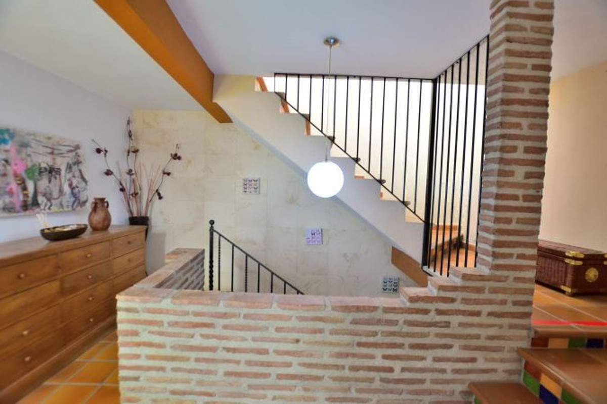5 Bed Townhouse for sale in Benaoján Costa Del Sol, Málaga, Spain