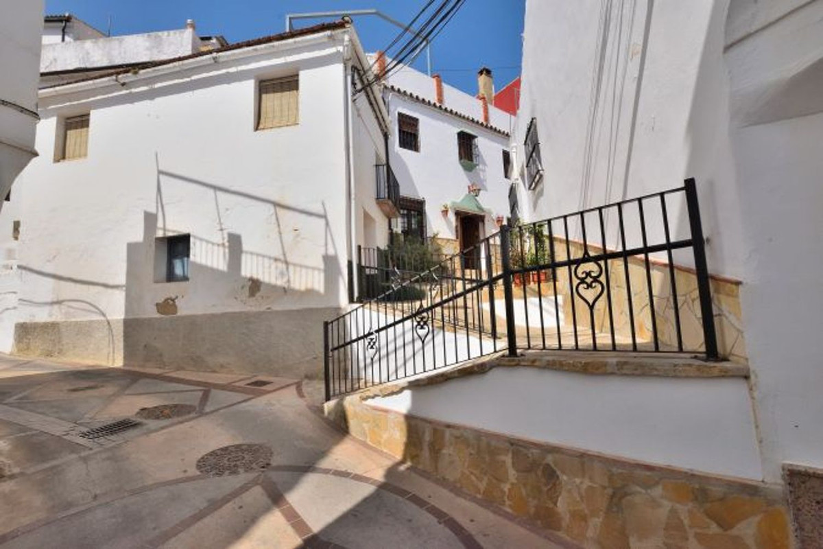 5 Bed Townhouse for sale in Benaoján Costa Del Sol, Málaga, Spain