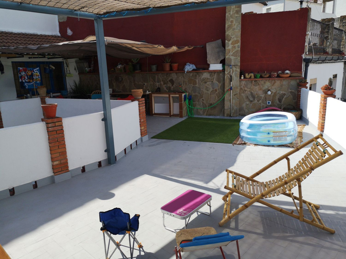 5 Bed Townhouse for sale in Benaoján Costa Del Sol, Málaga, Spain