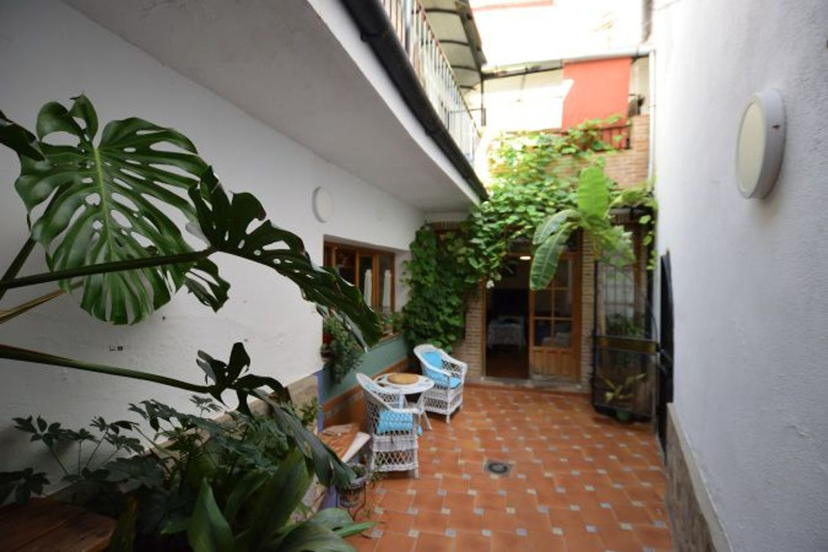 5 Bed Townhouse for sale in Benaoján Costa Del Sol, Málaga, Spain