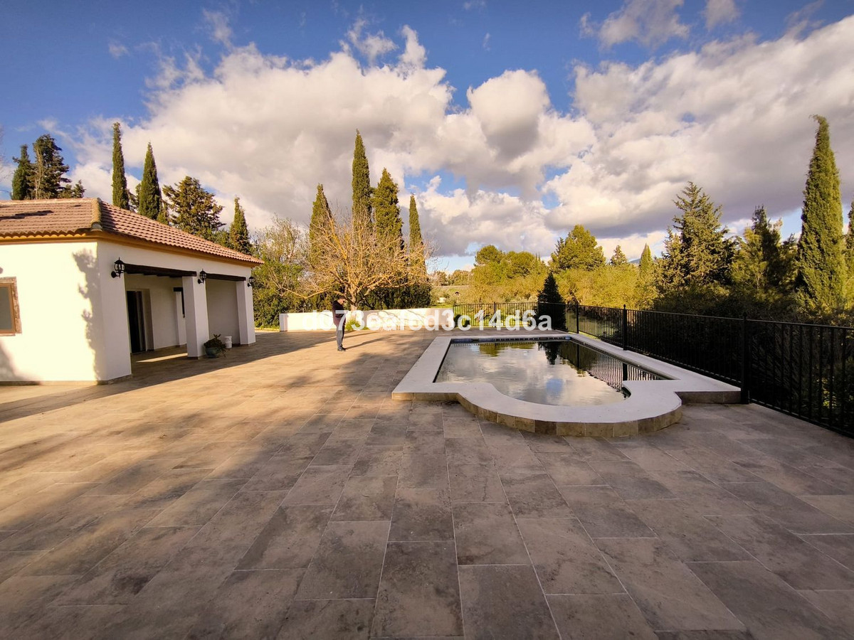 2 Bed Townhouse for sale in Arriate Costa Del Sol, Málaga, Spain