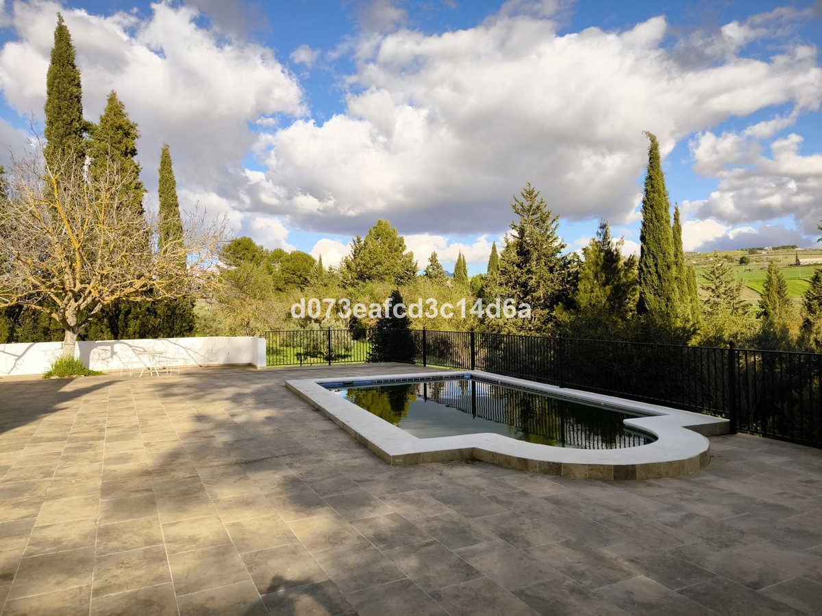 2 Bed Townhouse for sale in Arriate Costa Del Sol, Málaga, Spain