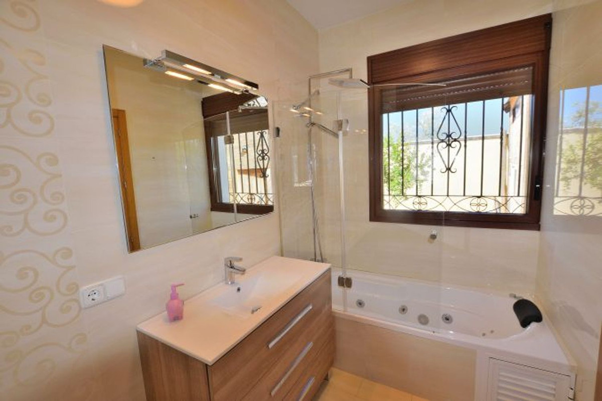 Se vende Villa - Chalet de 4 dormitorios en Costa Del Sol, Málaga, España