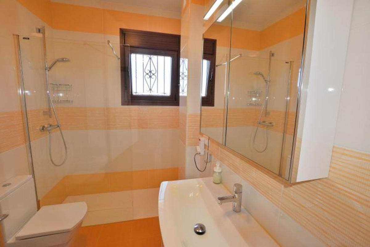 Se vende Villa - Chalet de 4 dormitorios en Costa Del Sol, Málaga, España
