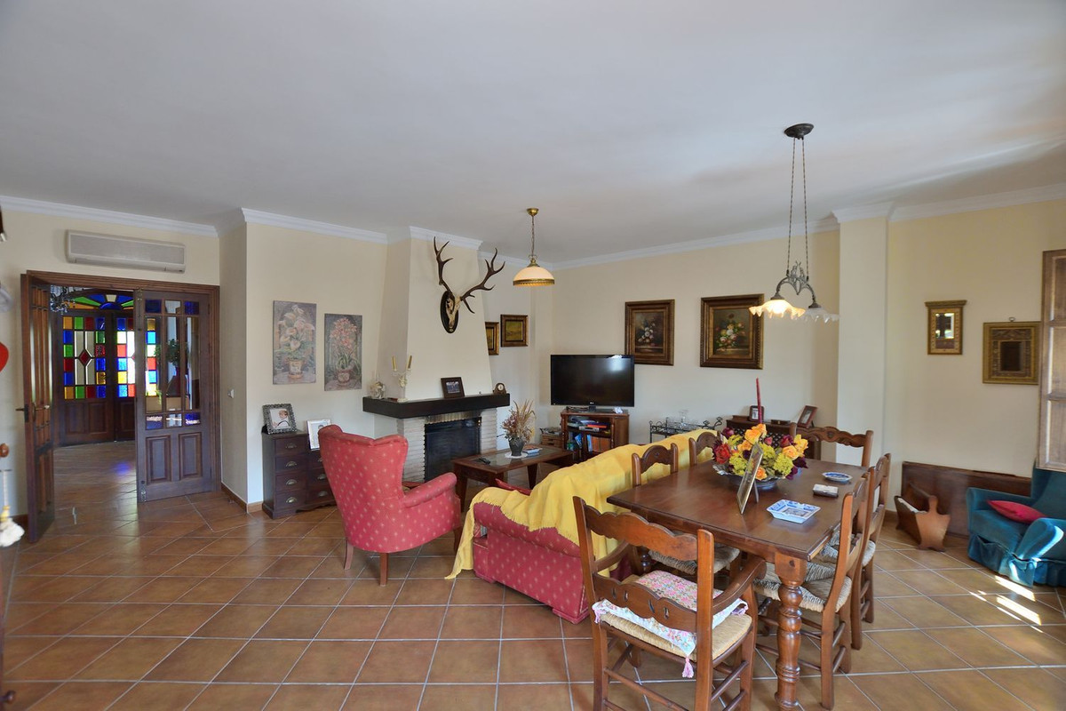 5 Bed Townhouse for sale in Montejaque Costa Del Sol, Málaga, Spain