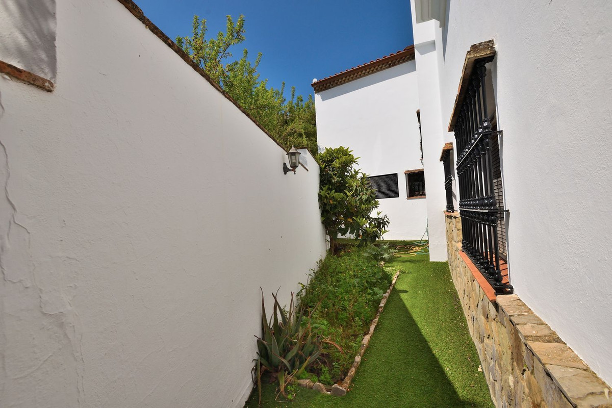 5 Bed Townhouse for sale in Montejaque Costa Del Sol, Málaga, Spain