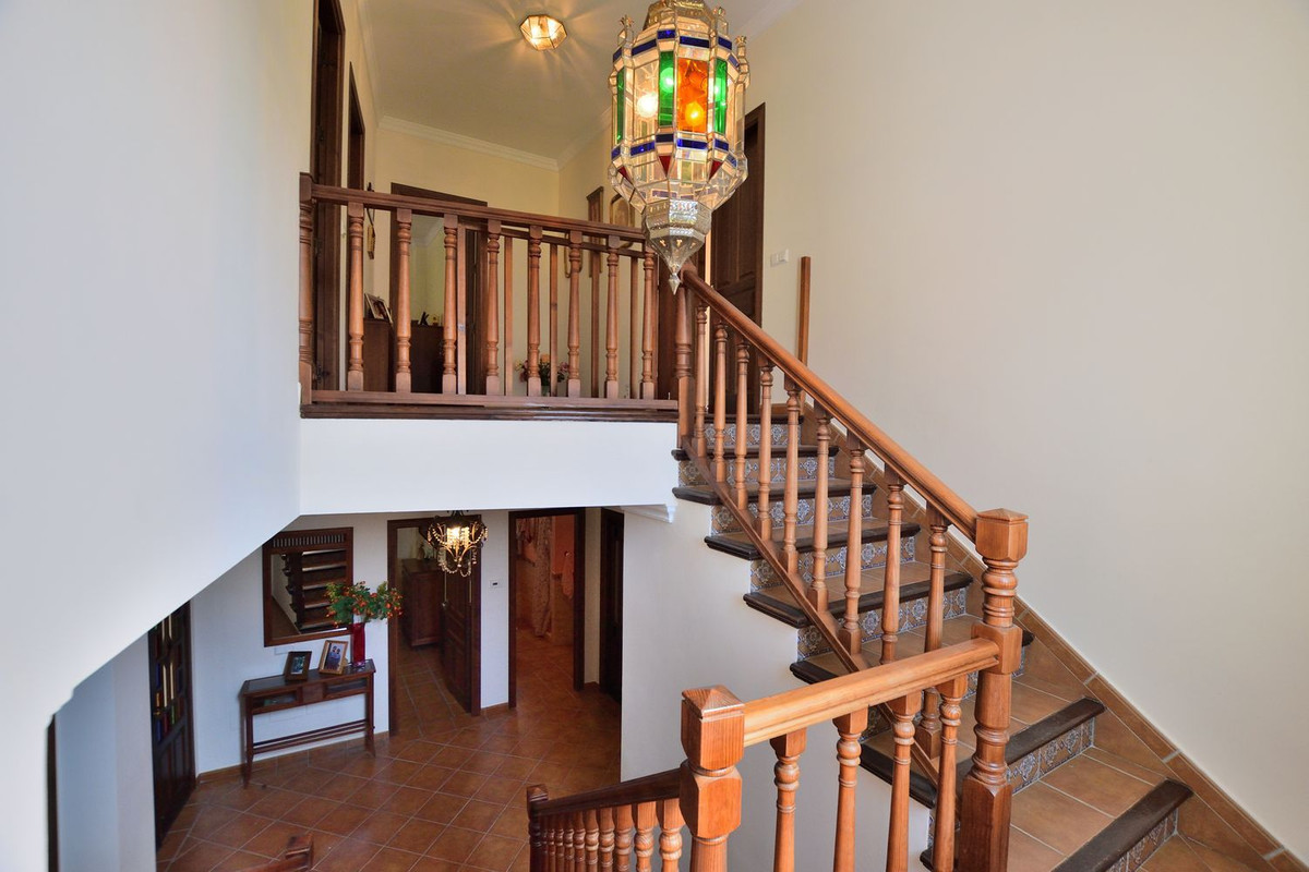 5 Bed Townhouse for sale in Montejaque Costa Del Sol, Málaga, Spain