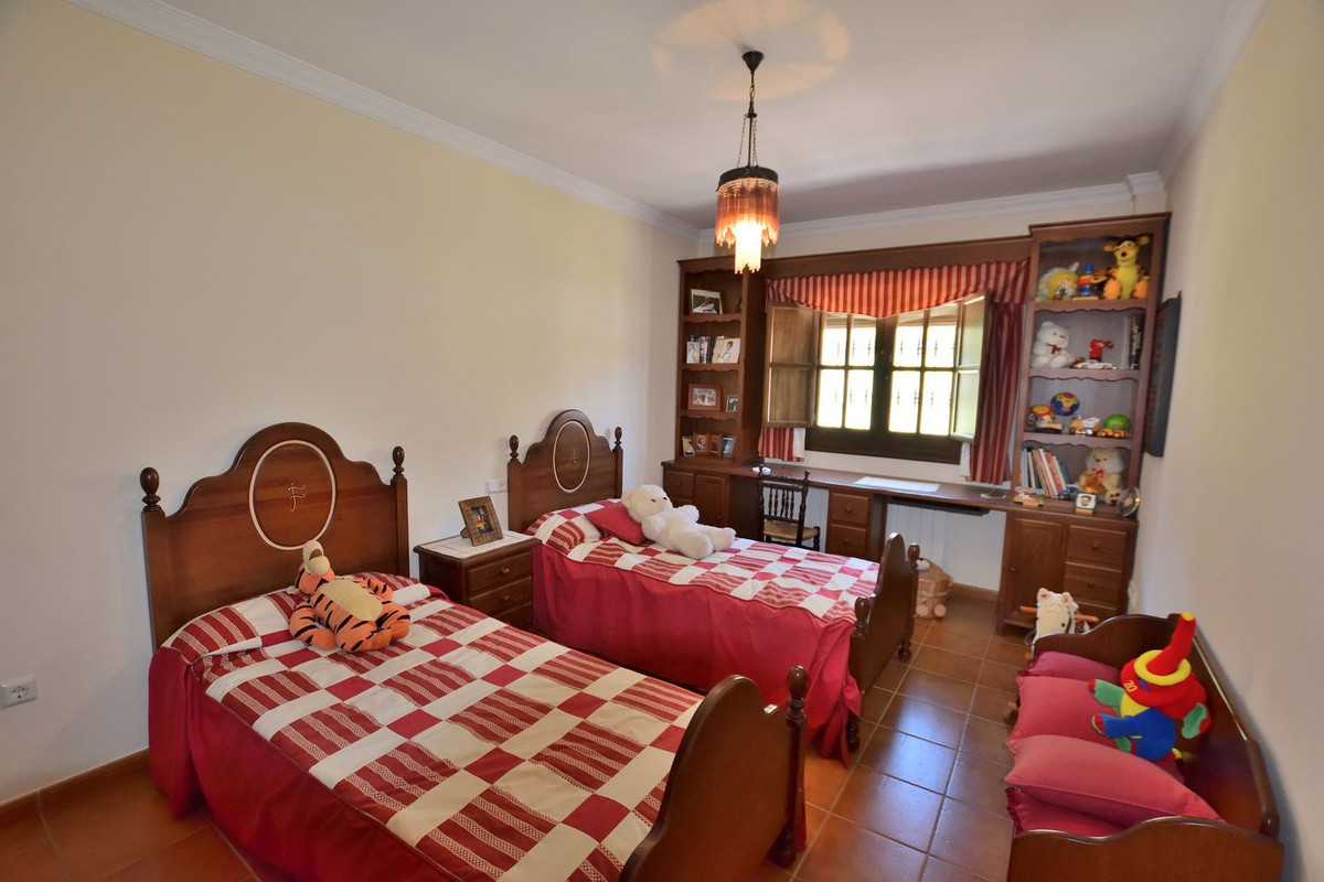 5 Bed Townhouse for sale in Montejaque Costa Del Sol, Málaga, Spain