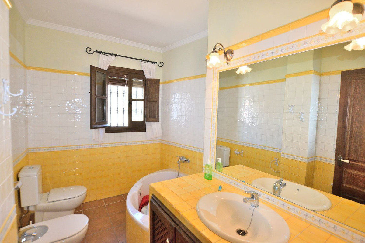 5 Bed Townhouse for sale in Montejaque Costa Del Sol, Málaga, Spain