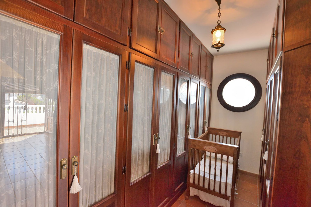 5 Bed Townhouse for sale in Montejaque Costa Del Sol, Málaga, Spain