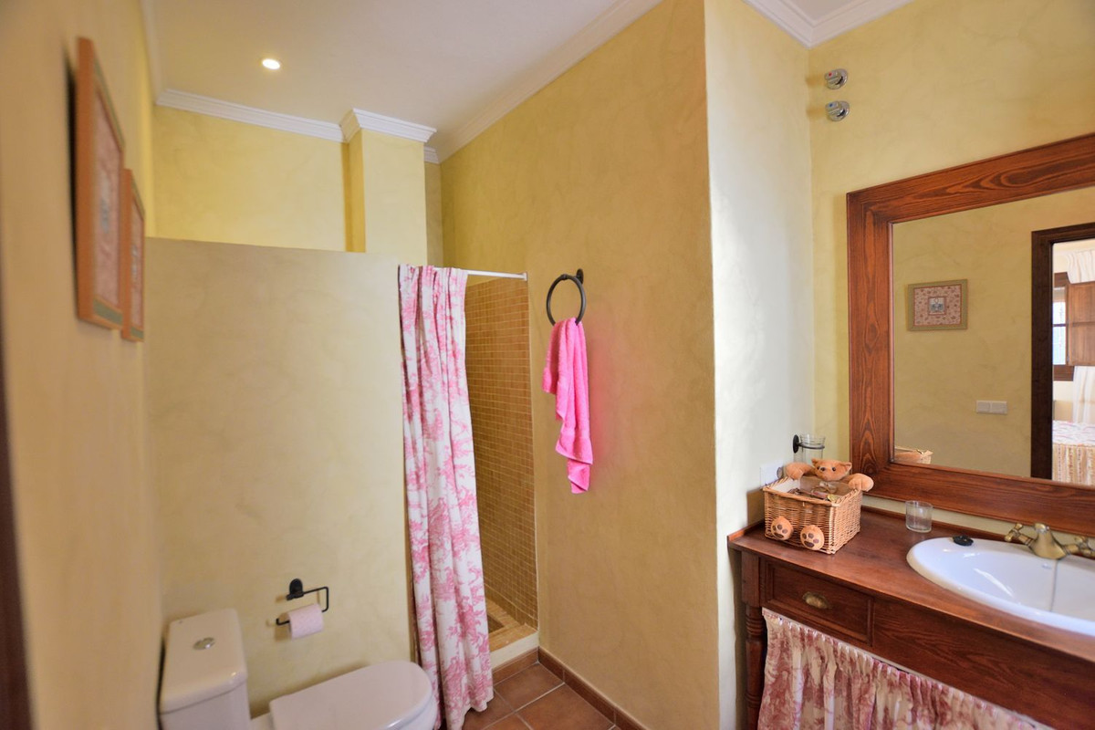 5 Bed Townhouse for sale in Montejaque Costa Del Sol, Málaga, Spain