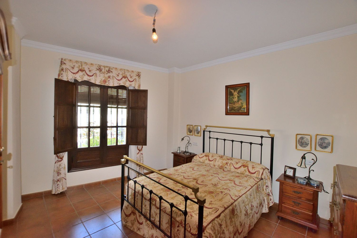 5 Bed Townhouse for sale in Montejaque Costa Del Sol, Málaga, Spain