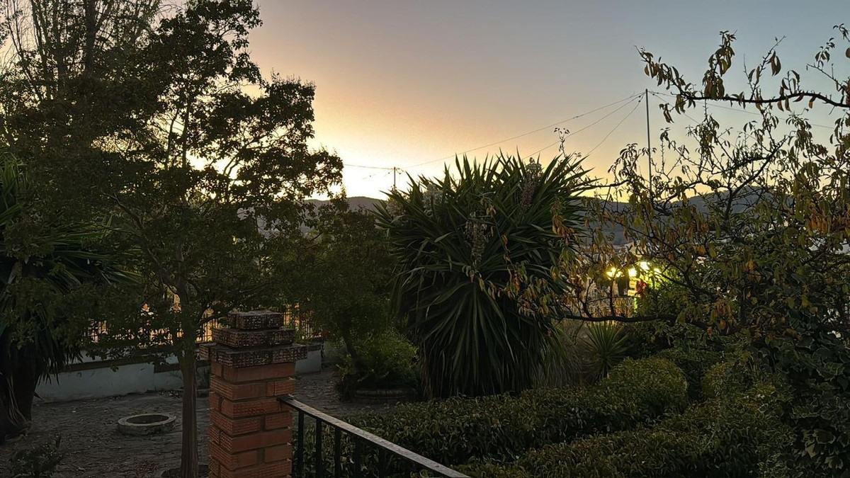 4 Bed Townhouse for sale in Arriate Costa Del Sol, Málaga, Spain