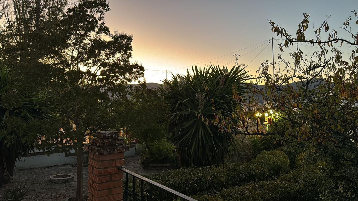 4 Bed Townhouse for sale in Arriate Costa Del Sol, Málaga, Spain