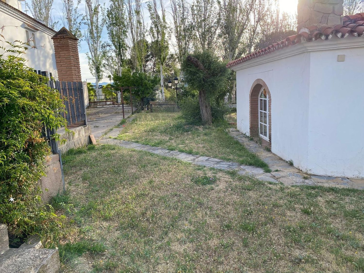 4 Bed Townhouse for sale in Arriate Costa Del Sol, Málaga, Spain