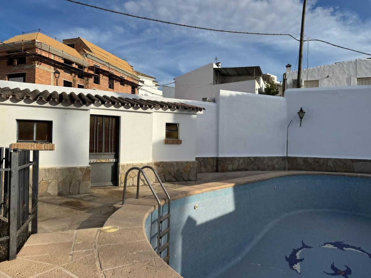 4 Bed Townhouse for sale in Arriate Costa Del Sol, Málaga, Spain