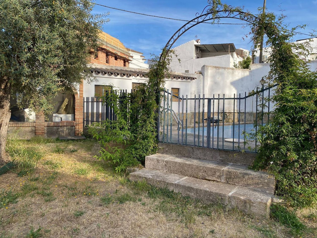 4 Bed Townhouse for sale in Arriate Costa Del Sol, Málaga, Spain