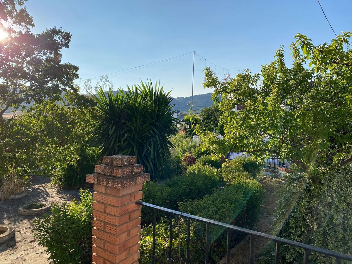 4 Bed Townhouse for sale in Arriate Costa Del Sol, Málaga, Spain