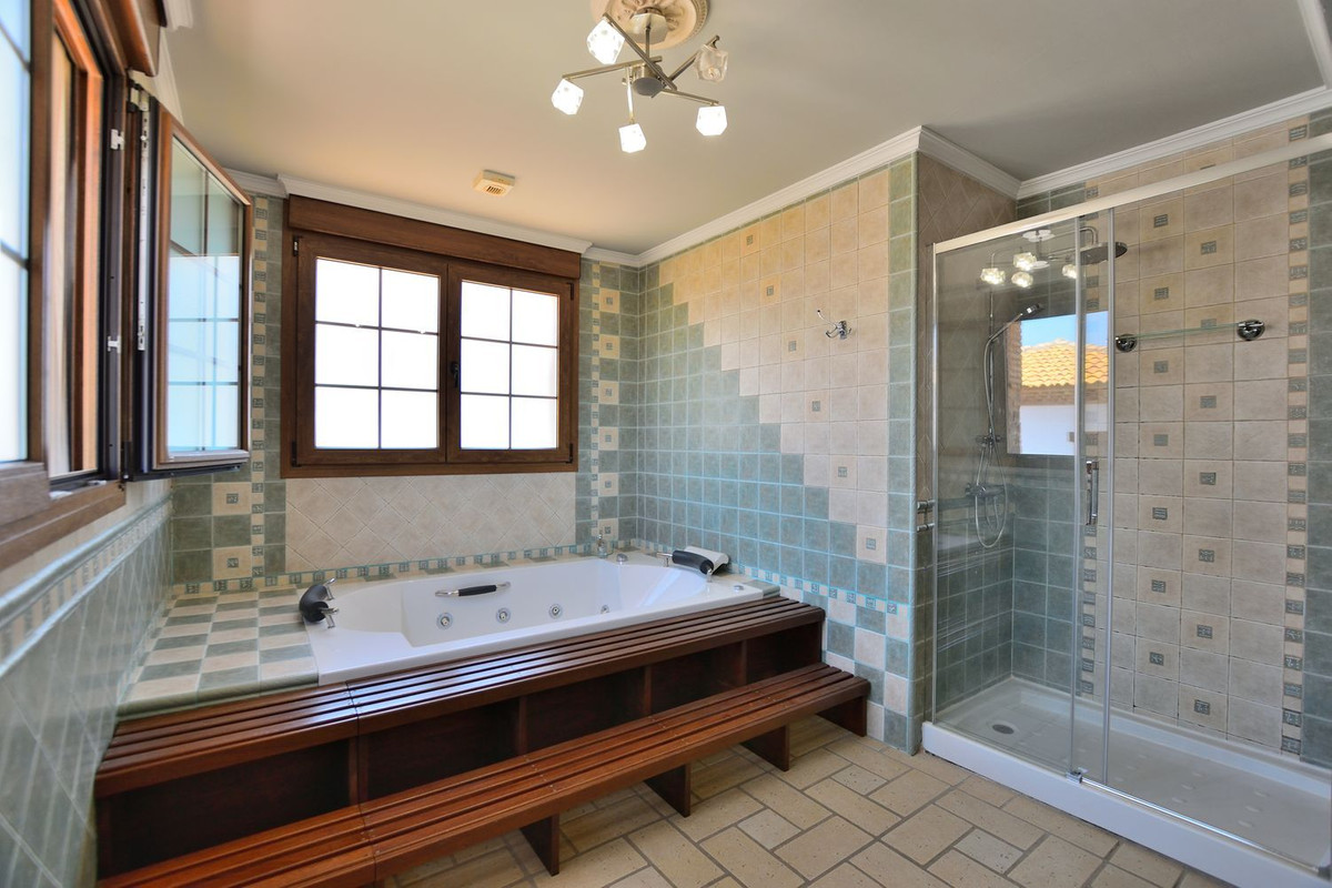 Se vende Villa - Chalet de 5 dormitorios en Costa Del Sol, Málaga, España