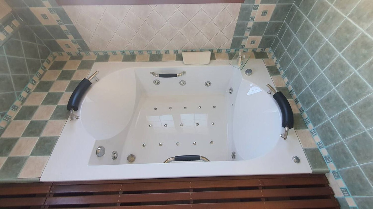 Se vende Villa - Chalet de 5 dormitorios en Costa Del Sol, Málaga, España