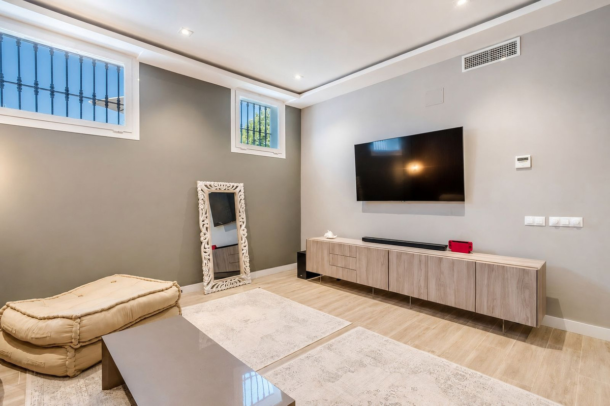 4 Bed Townhouse for sale in Nueva Andalucía Costa Del Sol, Málaga, Spain
