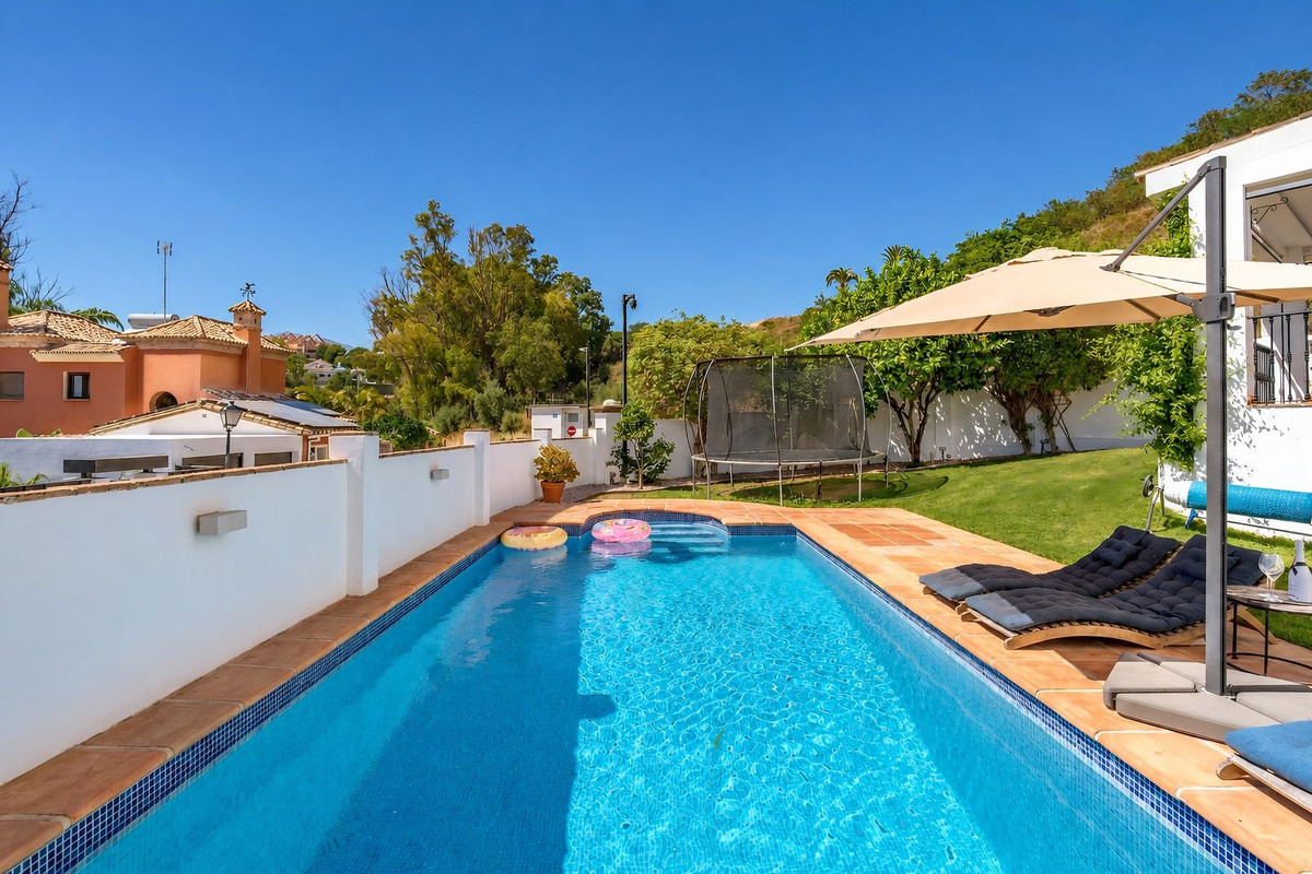 4 Bed Townhouse for sale in Nueva Andalucía Costa Del Sol, Málaga, Spain