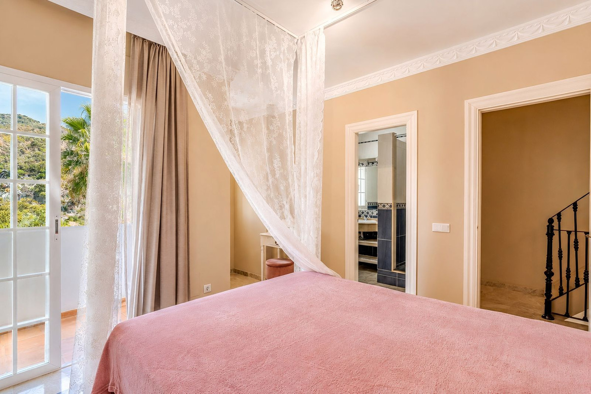 4 Bed Townhouse for sale in Nueva Andalucía Costa Del Sol, Málaga, Spain