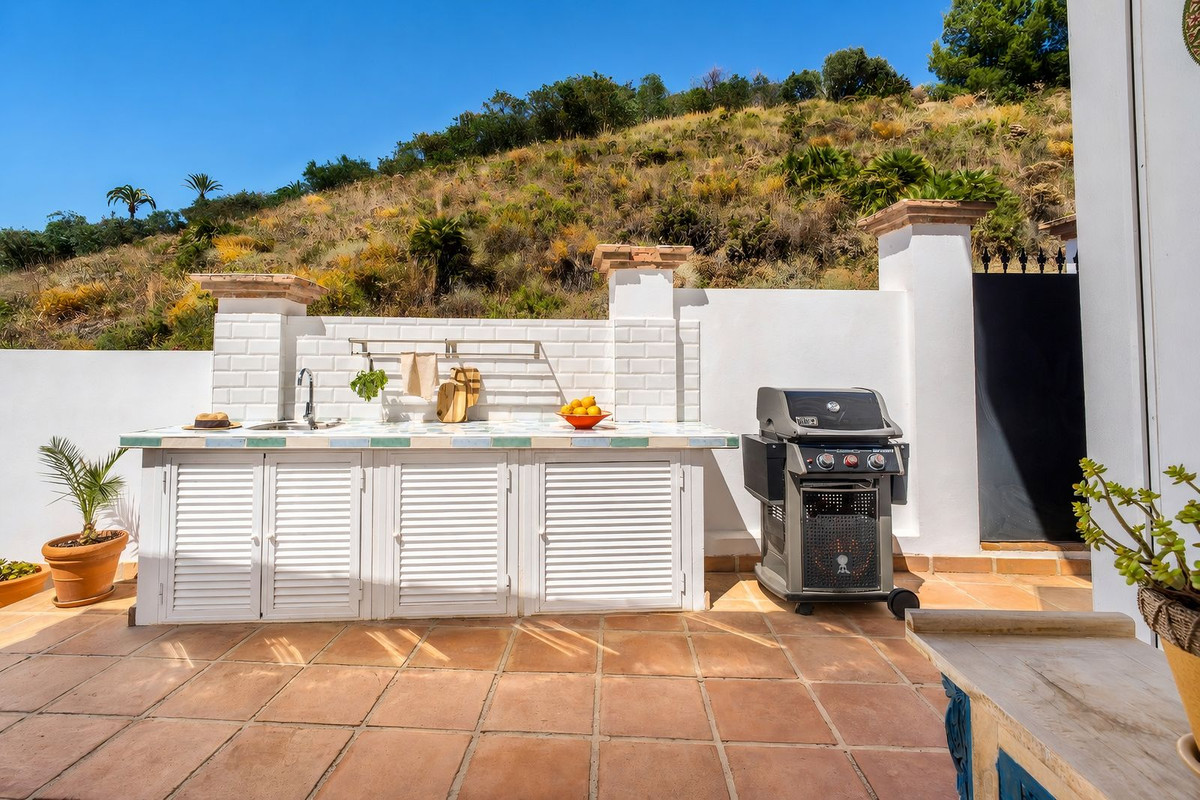 4 Bed Townhouse for sale in Nueva Andalucía Costa Del Sol, Málaga, Spain