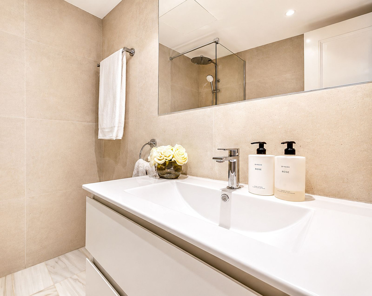 Se vende Apartamento Planta Media de 3 dormitorios en Costa Del Sol, Málaga, España