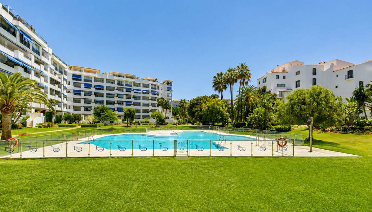 Se vende Apartamento Planta Media de 3 dormitorios en Costa Del Sol, Málaga, España