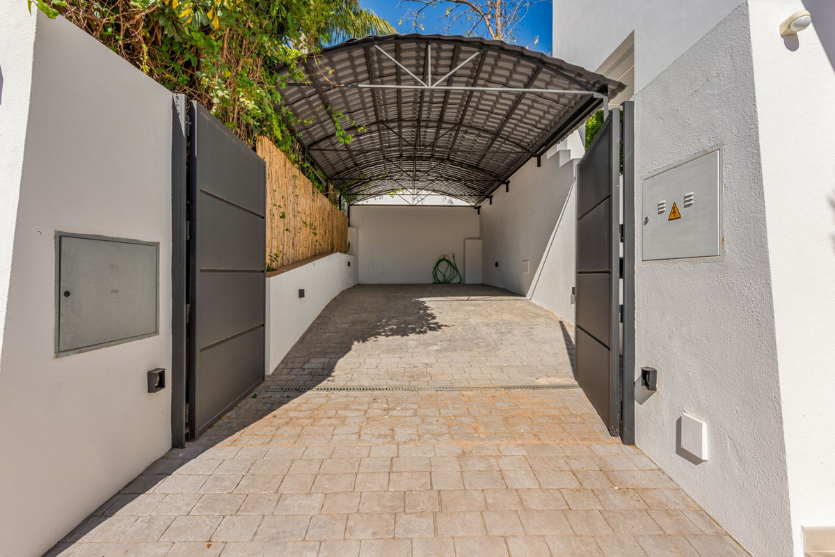 3 Bed Townhouse for sale in Nueva Andalucía Costa Del Sol, Málaga, Spain