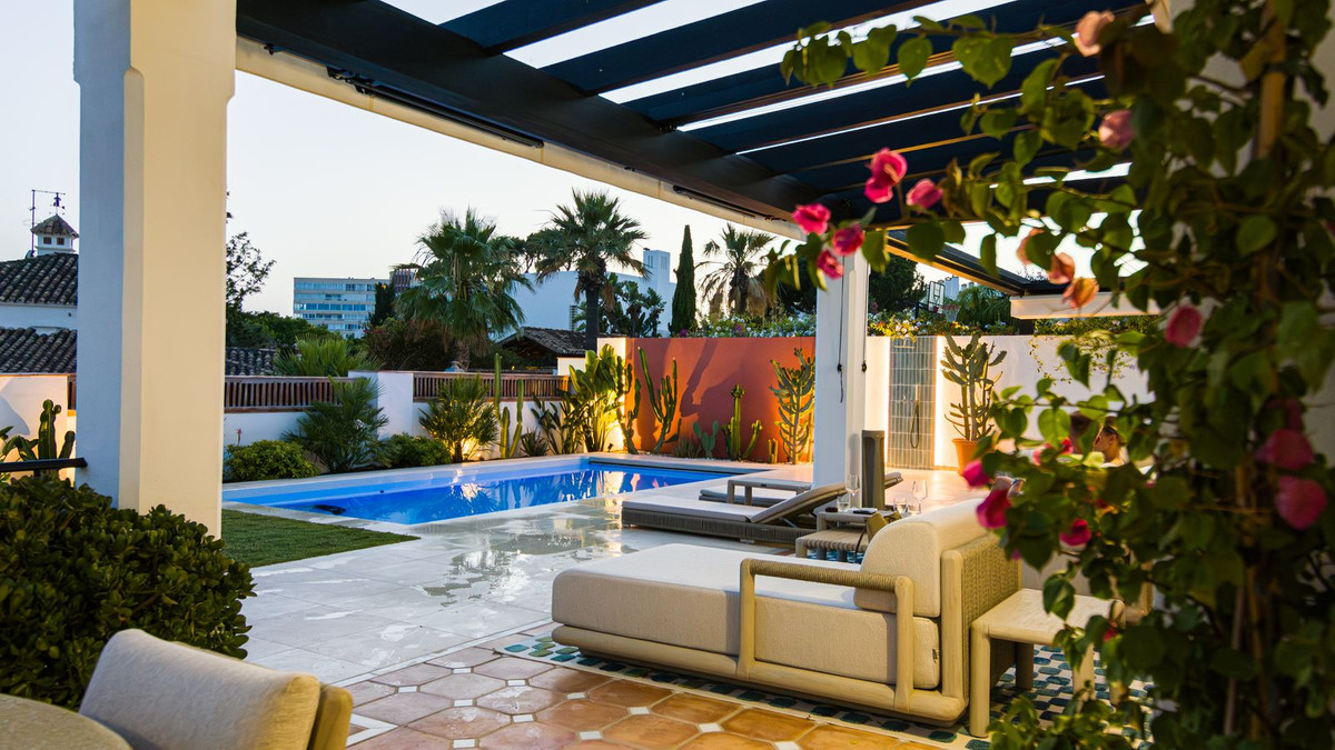 5 Bed Townhouse for sale in Las Chapas Costa Del Sol, Málaga, Spain