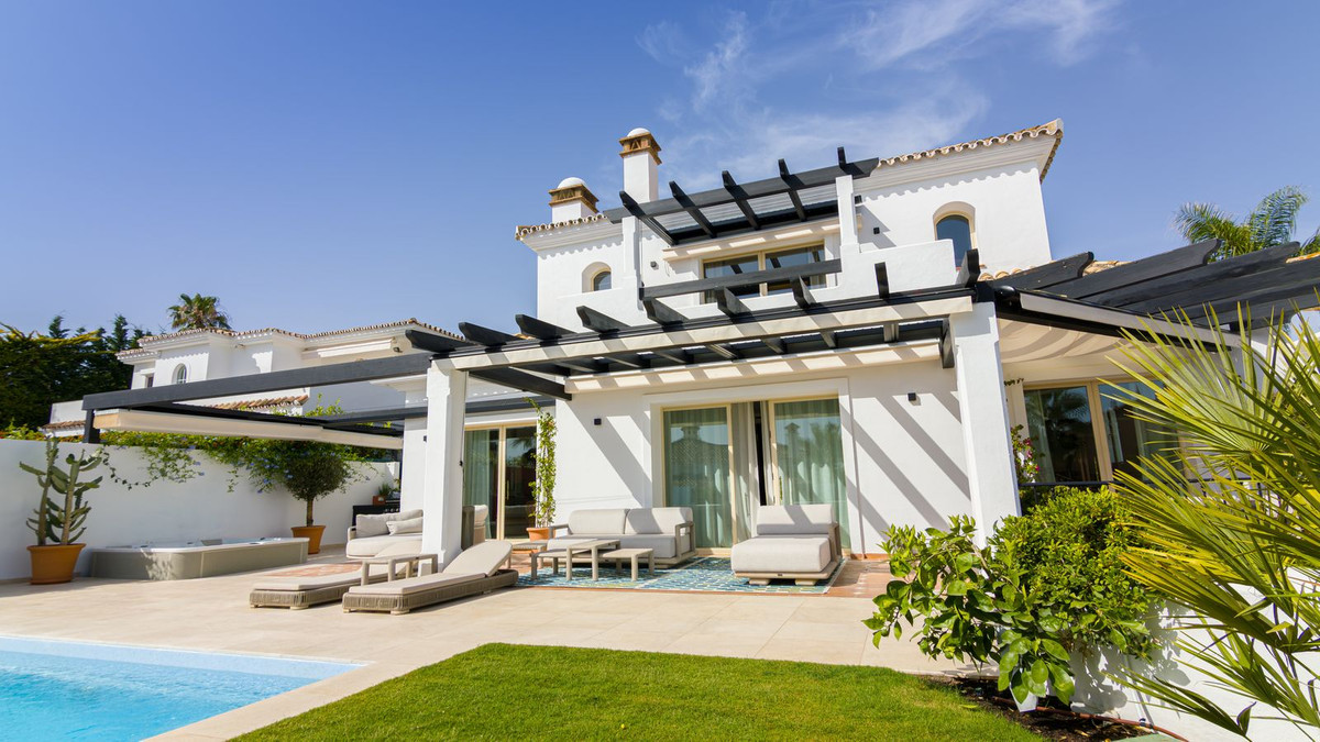5 Bed Townhouse for sale in Las Chapas Costa Del Sol, Málaga, Spain