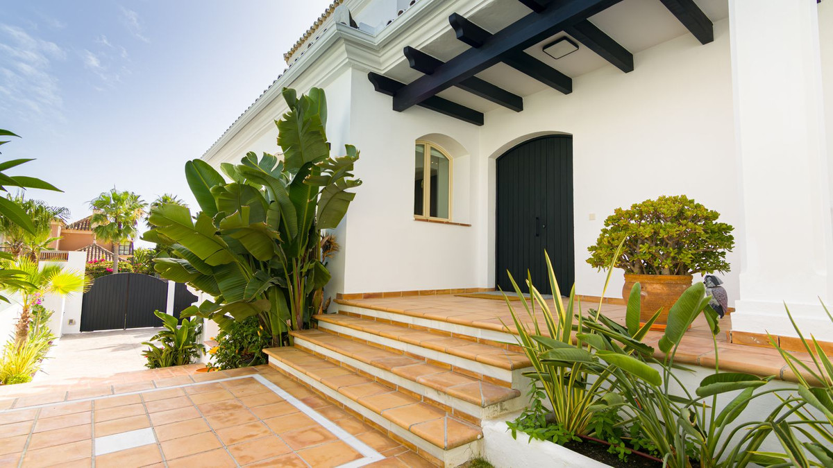 5 Bed Townhouse for sale in Las Chapas Costa Del Sol, Málaga, Spain