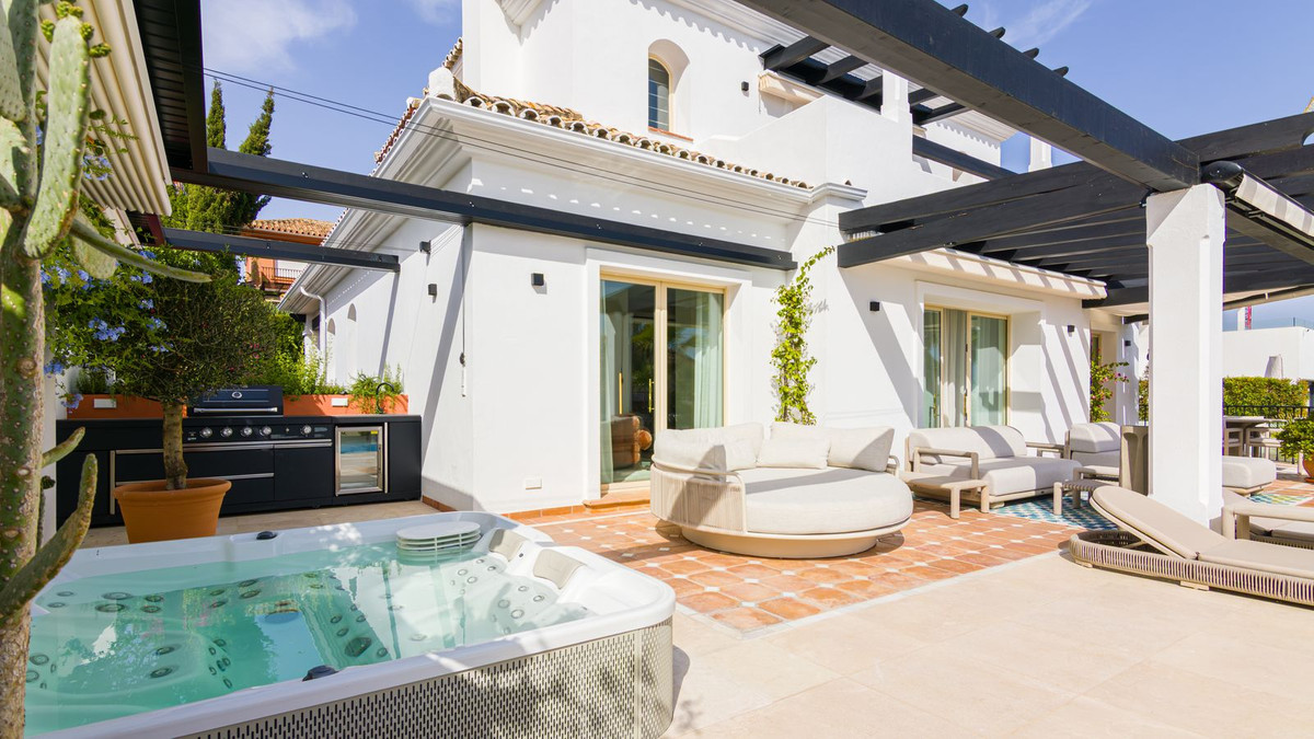5 Bed Townhouse for sale in Las Chapas Costa Del Sol, Málaga, Spain